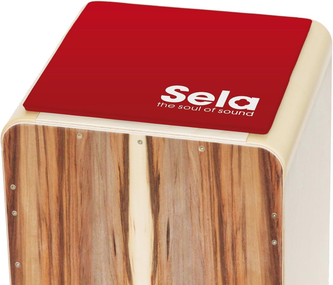 Cajon de madeira com pad antiderrapante vermelho Sela SE 039 no topo.