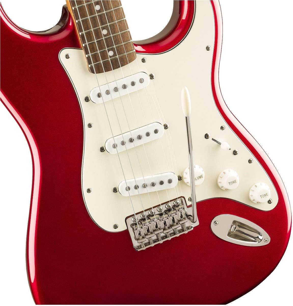 Close no corpo da guitarra Squier Classic Vibe '60s Stratocaster vermelho metálico com controles e captadores