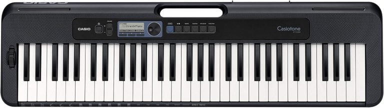 Teclado portátil Casio CT-S300C2-BR preto com 61 teclas sensíveis ao toque e display digital.