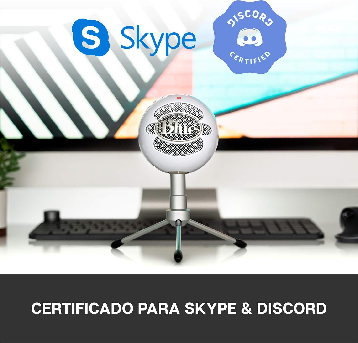 Microfone Blue Snowball iCE certificado para Skype e Discord em mesa de trabalho