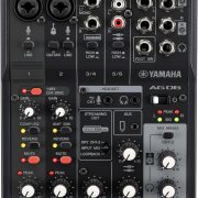 Mesa de som Yamaha AG06MK2 preta com efeitos DSP, múltiplas entradas e saídas e controles de áudio, ideal para streaming e gravação.