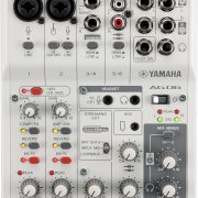 Mesa de som Yamaha AG06MK2 branca com múltiplas entradas, controles de ganho, compressão, reverb, mute, saída estéreo e monitor, botão mix minus e conexão para headset.