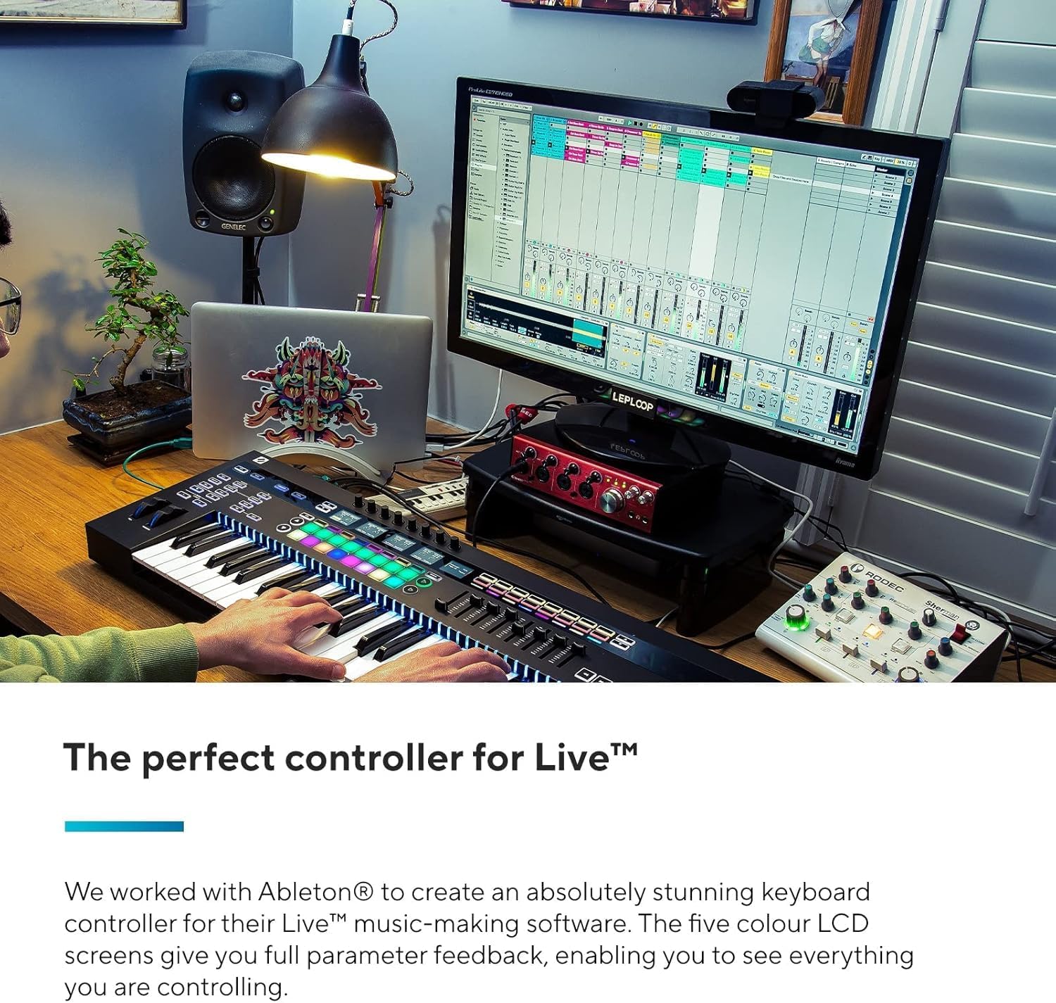 Teclado controlador Novation SL Mk3-49 em estúdio conectado a computador com software de música