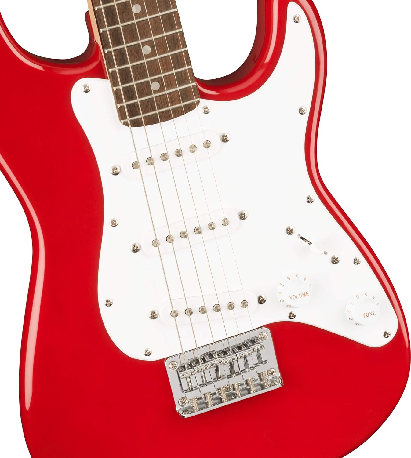 Detalhe do corpo da guitarra Squier Mini Stratocaster vermelha com captadores single-coil e controles brancos
