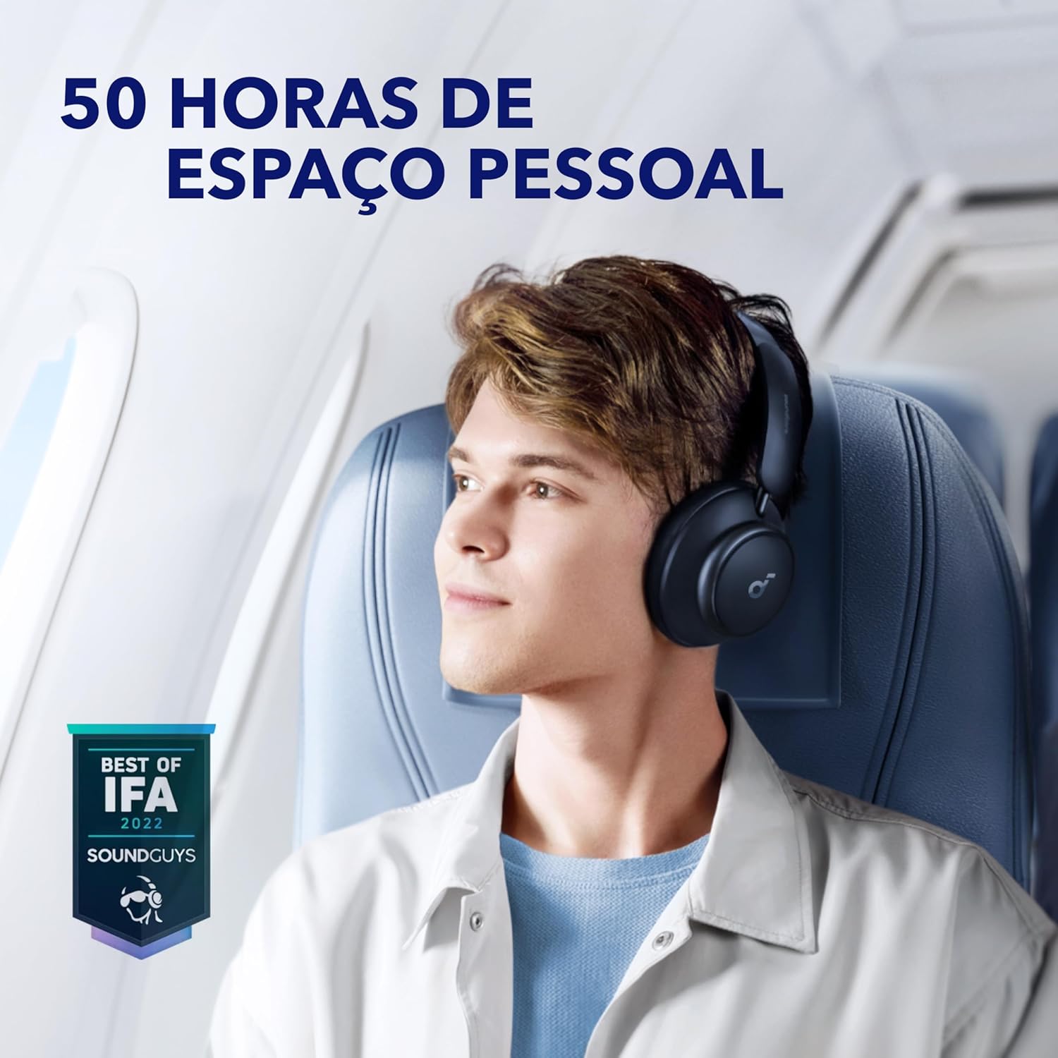 Homem usando fones Soundcore Space Q45 em voo com destaque para 50 horas de duração da bateria e prêmio Best of IFA 2022.