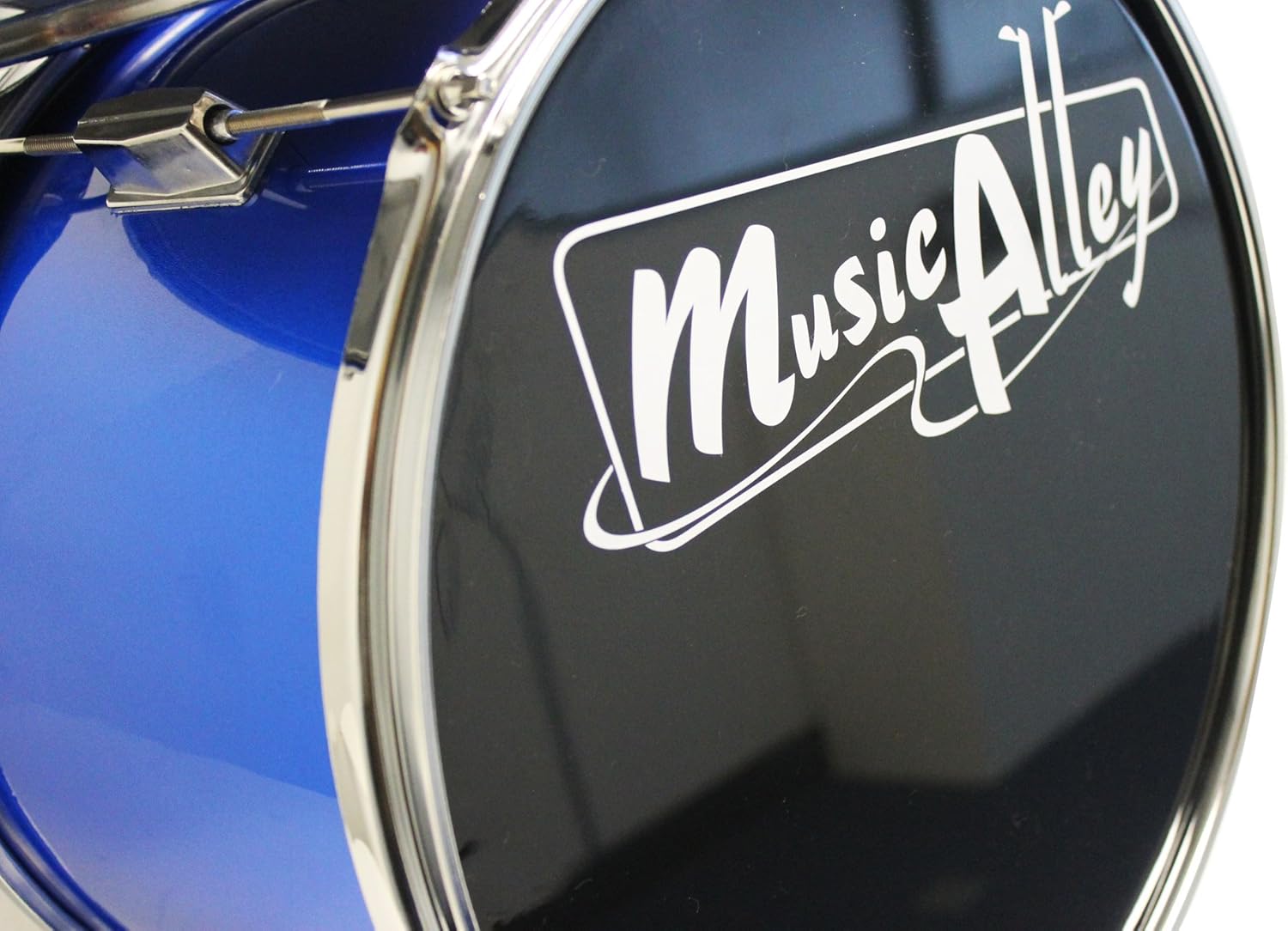 Detalhe do bumbo da bateria infantil Music Alley azul com acabamento cromado e logo branco