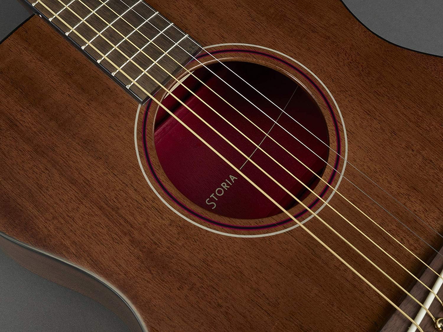 Detalhe da boca vermelha e cordas do violão Yamaha STORIA III marrom chocolate