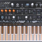 Arturia MicroFreak sintetizador híbrido com 25 teclas sensíveis à pressão, painel com knobs laranja e branco, display LCD, teclado PCB preto com detalhes gráficos.