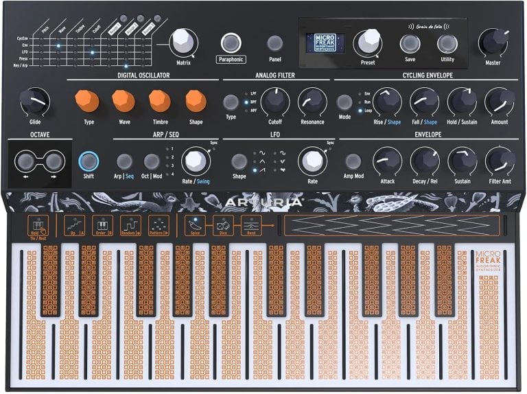 Arturia MicroFreak sintetizador híbrido com 25 teclas sensíveis à pressão, painel com knobs laranja e branco, display LCD, teclado PCB preto com detalhes gráficos.