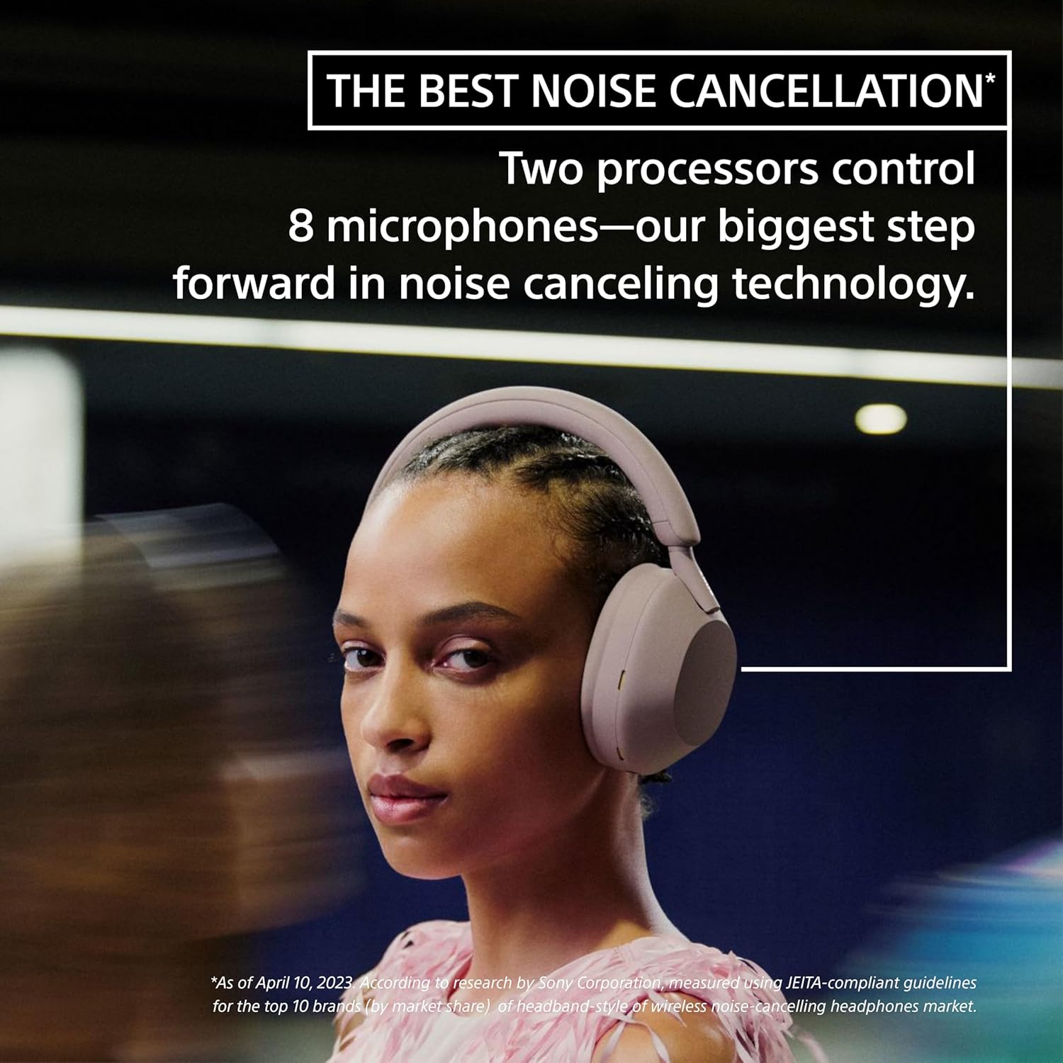 Mulher com fones Sony WH-1000XM5 bege demonstrando tecnologia avançada de cancelamento de ruído com 8 microfones.
