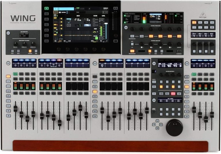 Behringer Wing mesa de som digital com 48 canais e 24 faders touchscreen branca com tela colorida
