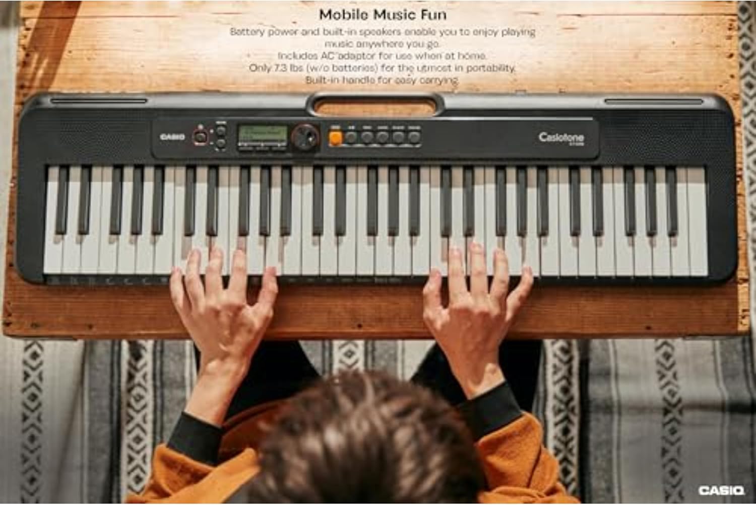 Teclado Casio Casiotone CT-S200BK preto em uso com destaque em portabilidade e recursos de bateria.
