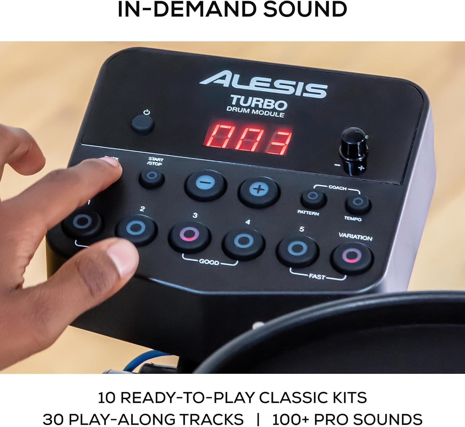 Close no módulo de som digital da bateria eletrônica Alesis Turbo com display e botões de controle