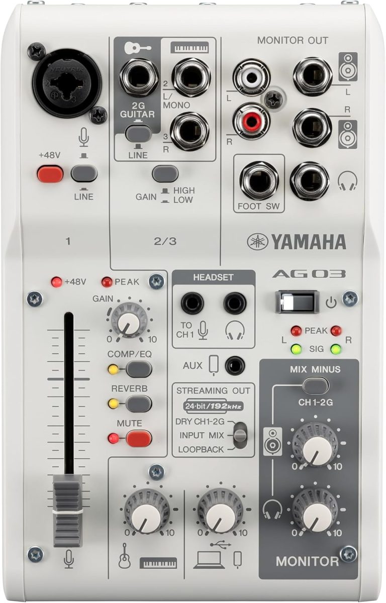 Mesa de som analógica Yamaha AG03MK2 branca com DSP, entradas para microfone, guitarra, controle de ganho, efeitos e saídas para monitor e headset