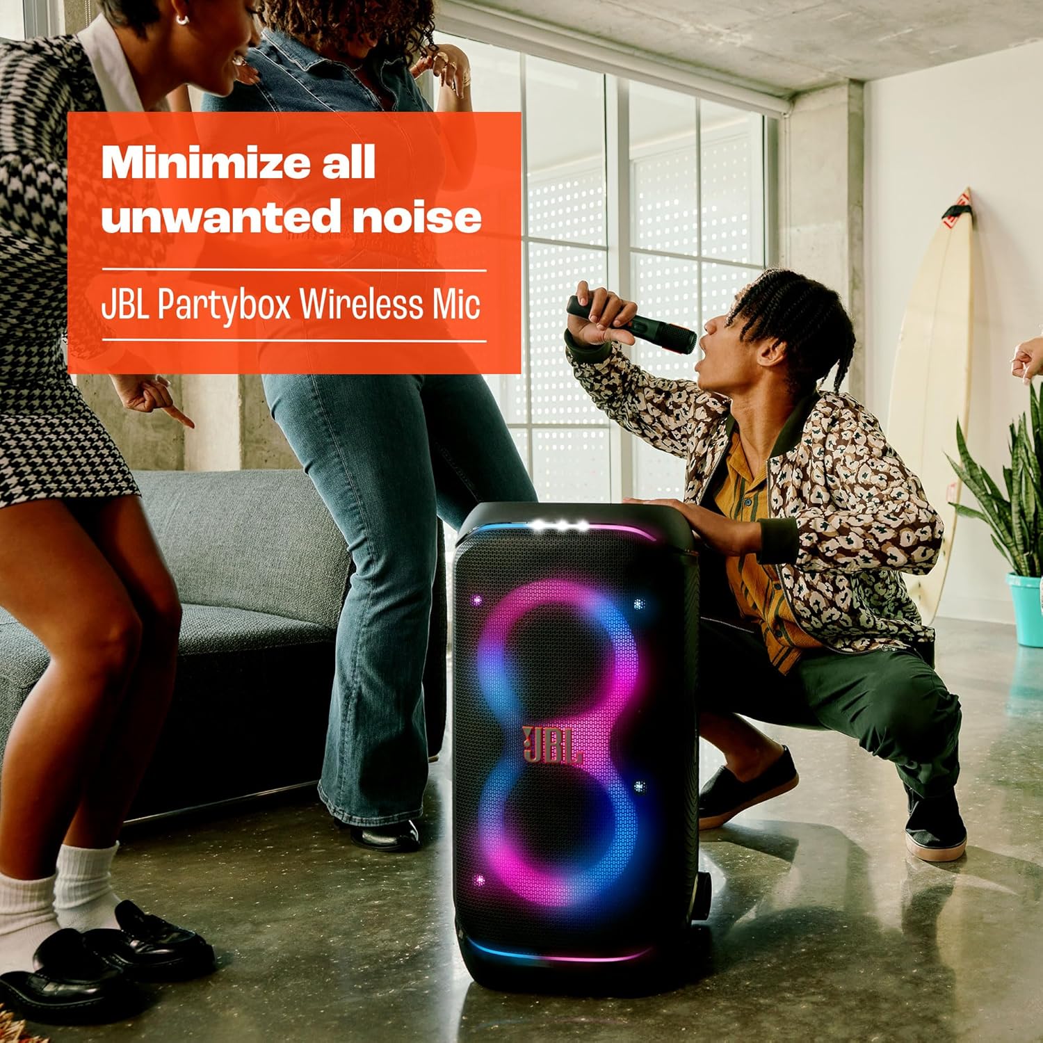 Grupo de pessoas cantando com microfones sem fio JBL PartyBox em casa com caixa de som iluminada