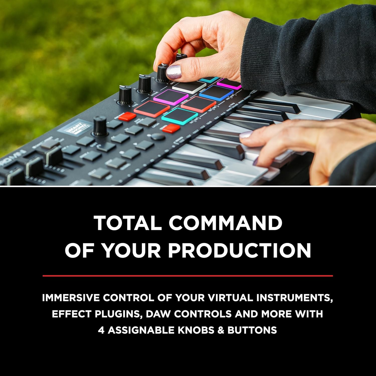 Mãos usando controlador teclado MIDI M-Audio Oxygen Pro Mini focando nos botões giratórios e pads RGB