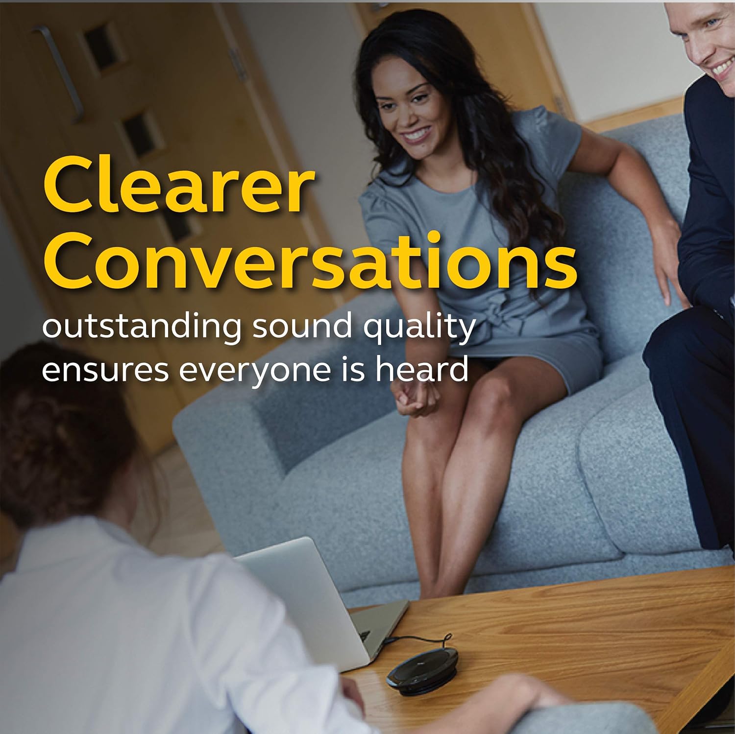 Reunião com Jabra Speak 510 em mesa, destacando qualidade sonora para conversas claras em conferências.