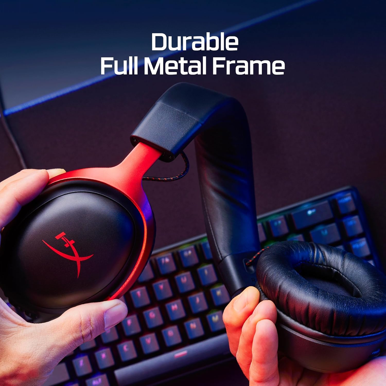 Estrutura metálica completa e durável do headset HyperX Cloud III com design gamer preto e vermelho