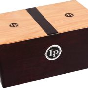 Cajón bongo Latin Percussion LP1429 com laterais afuniladas em madeira clara e escura com faixa preta e logos LP.