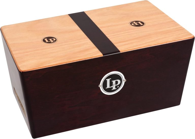 Cajón bongo Latin Percussion LP1429 com laterais afuniladas em madeira clara e escura com faixa preta e logos LP.