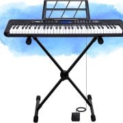 Teclado musical Kobe KB-300 com 61 teclas sensíveis ao toque em suporte X e pedal, painel de controle com display azul.
