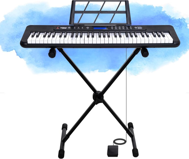 Teclado musical Kobe KB-300 com 61 teclas sensíveis ao toque em suporte X e pedal, painel de controle com display azul.