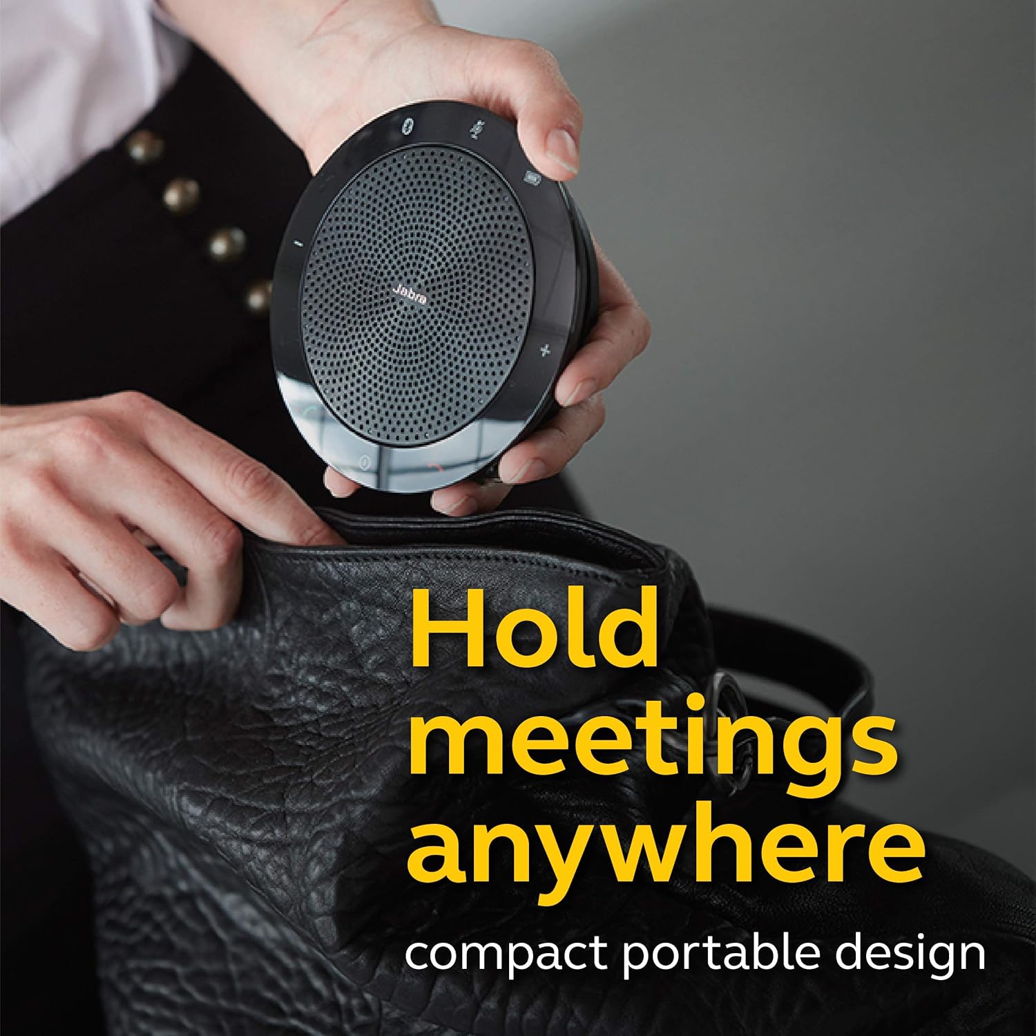 Jabra Speak 510 sendo guardado em bolsa preta, mostrando design portátil para reuniões em qualquer lugar.