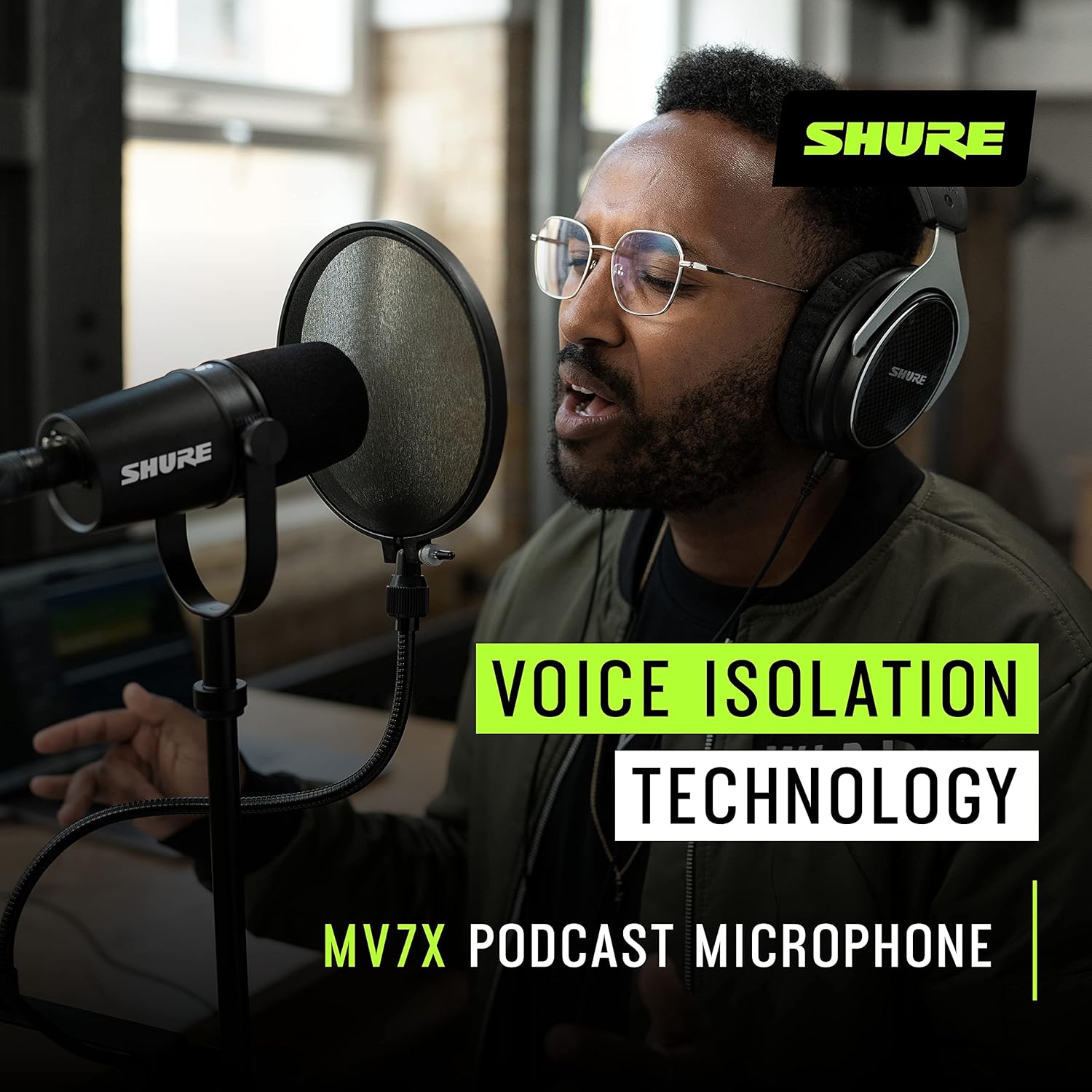 Homem cantando com microfone Shure MV7X e filtro pop, destacando tecnologia de isolamento de voz