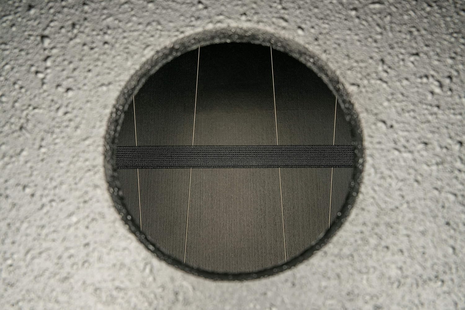 Interior do cajon Meinl Percussion HCAJ1AWA com cordas ajustáveis visíveis pelo orifício traseiro