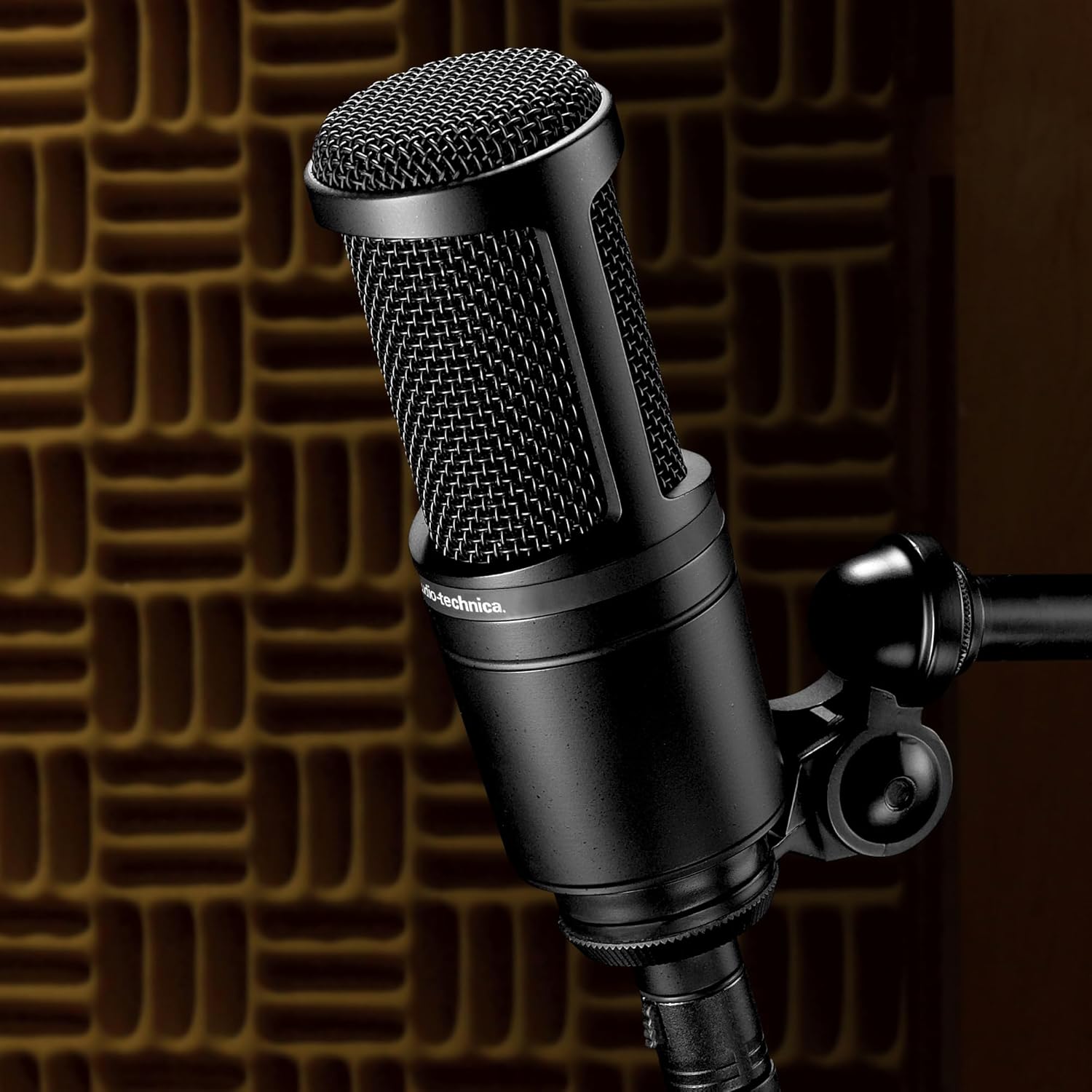 Microfone condensador cardioide Audio-Technica AT2020 preto em suporte de braço com isolamento acústico