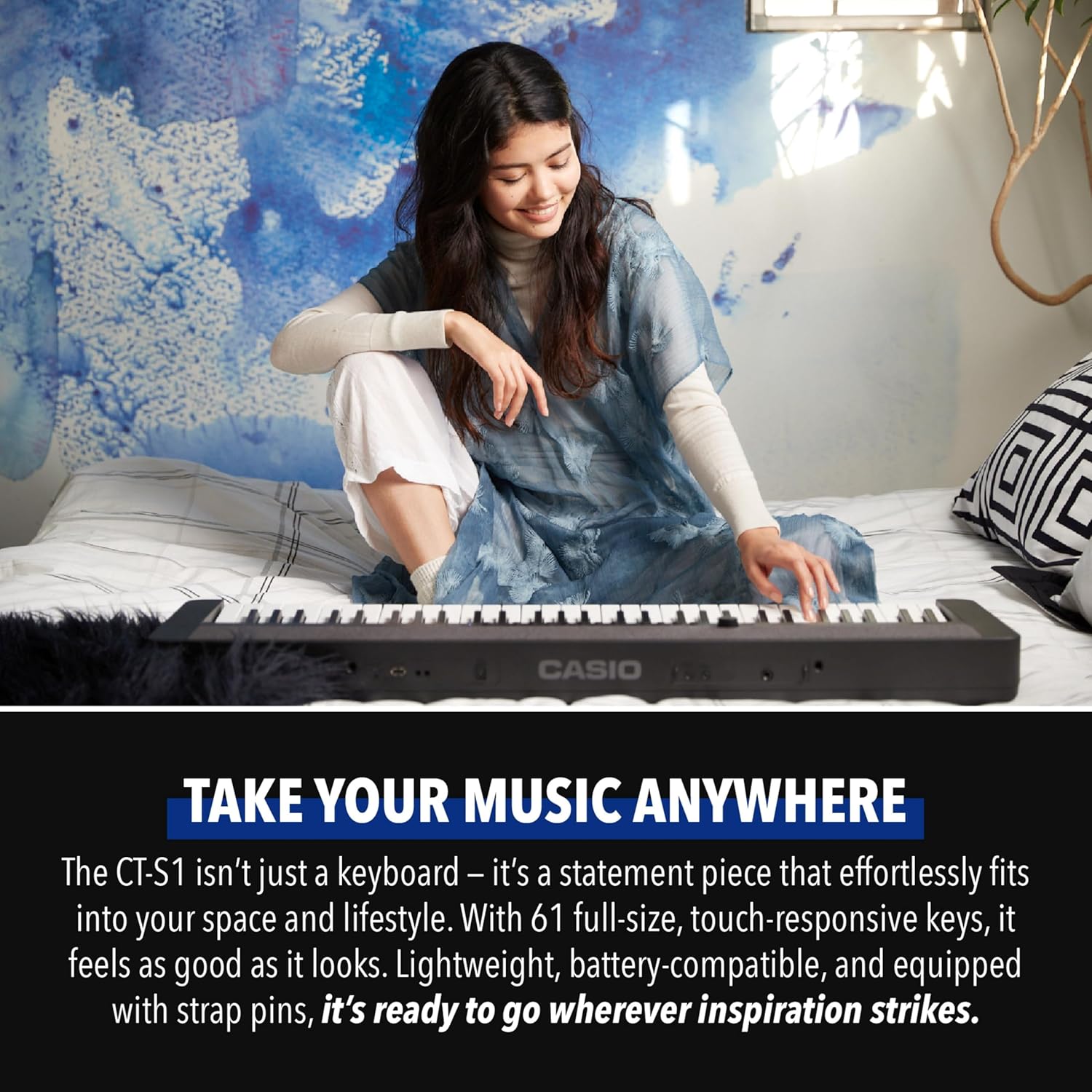Mulher usando teclado Casio Casiotone CT-S1 preto em ambiente doméstico com parede azul artística