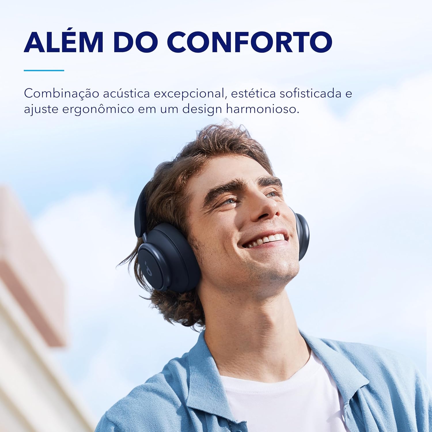 Homem feliz usando fones Soundcore Space Q45 com design ergonômico e conforto excepcional.