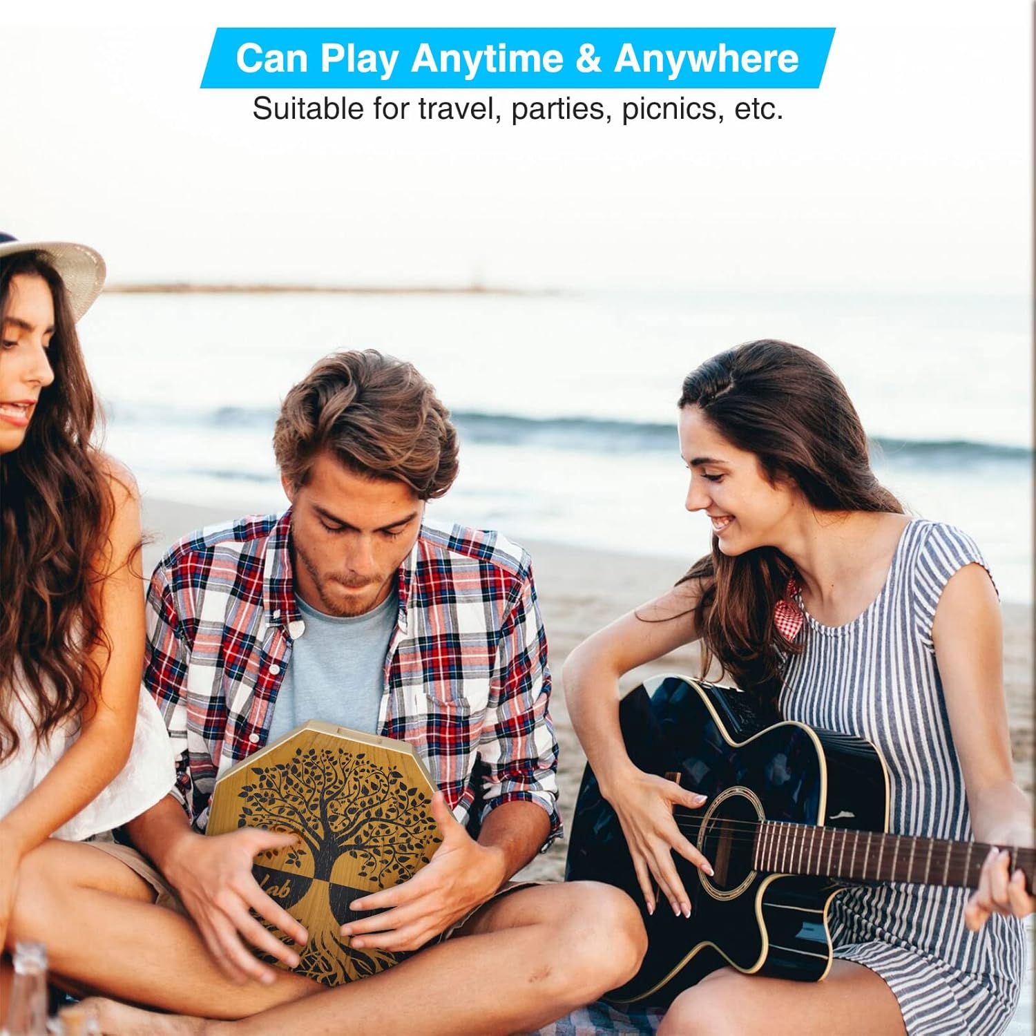 Jovens tocando cajon POGOLAB portátil e violão na praia, ideal para viagens e festas.