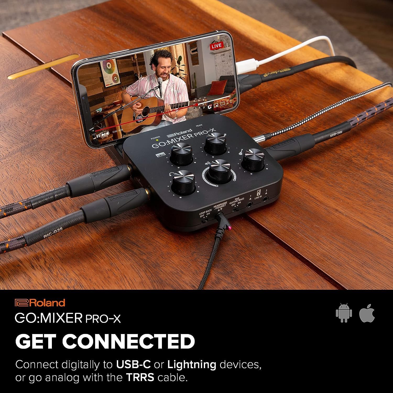 Interface Roland GO:MIXER PRO-X conectada a smartphone com músico transmitindo ao vivo
