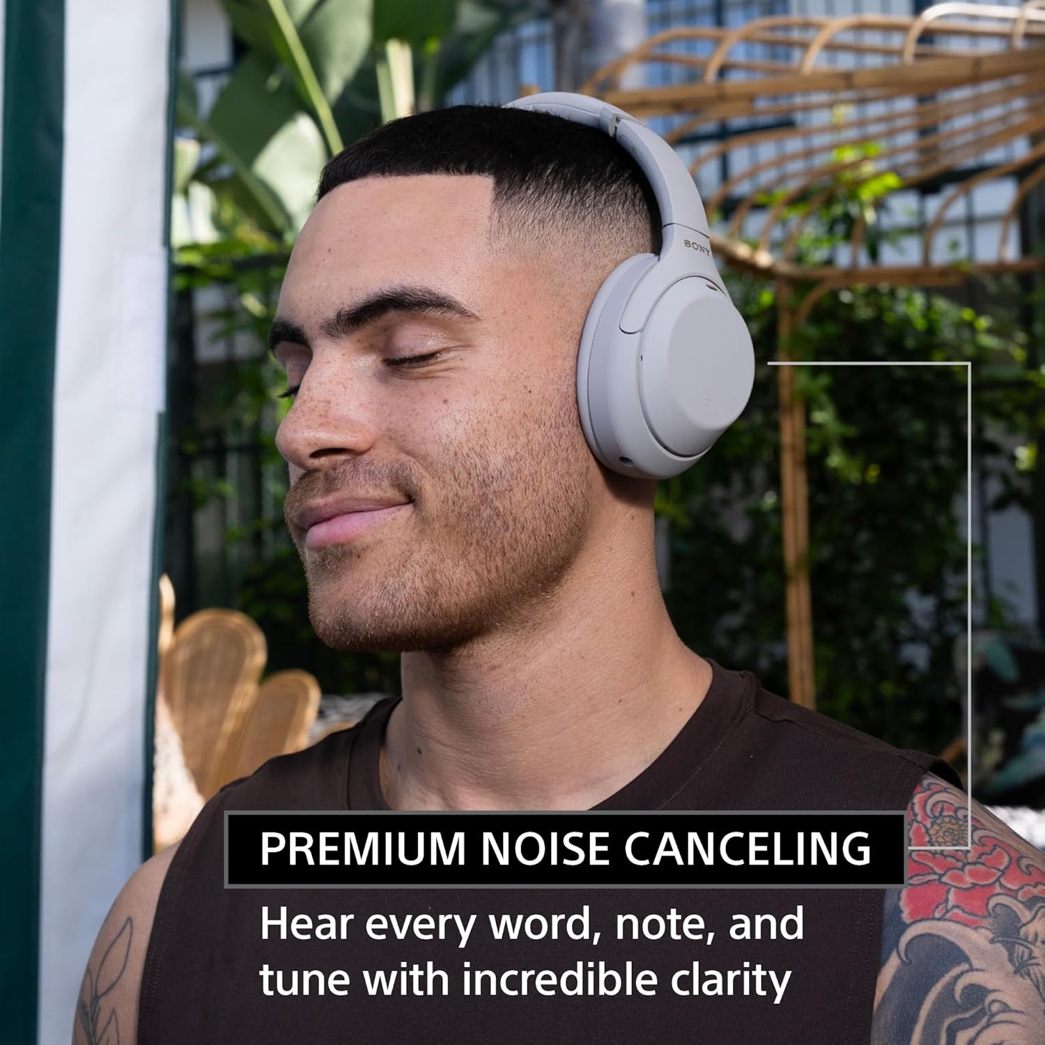 Homem usando fone Sony WH-1000XM4 com cancelamento de ruído premium ao ar livre
