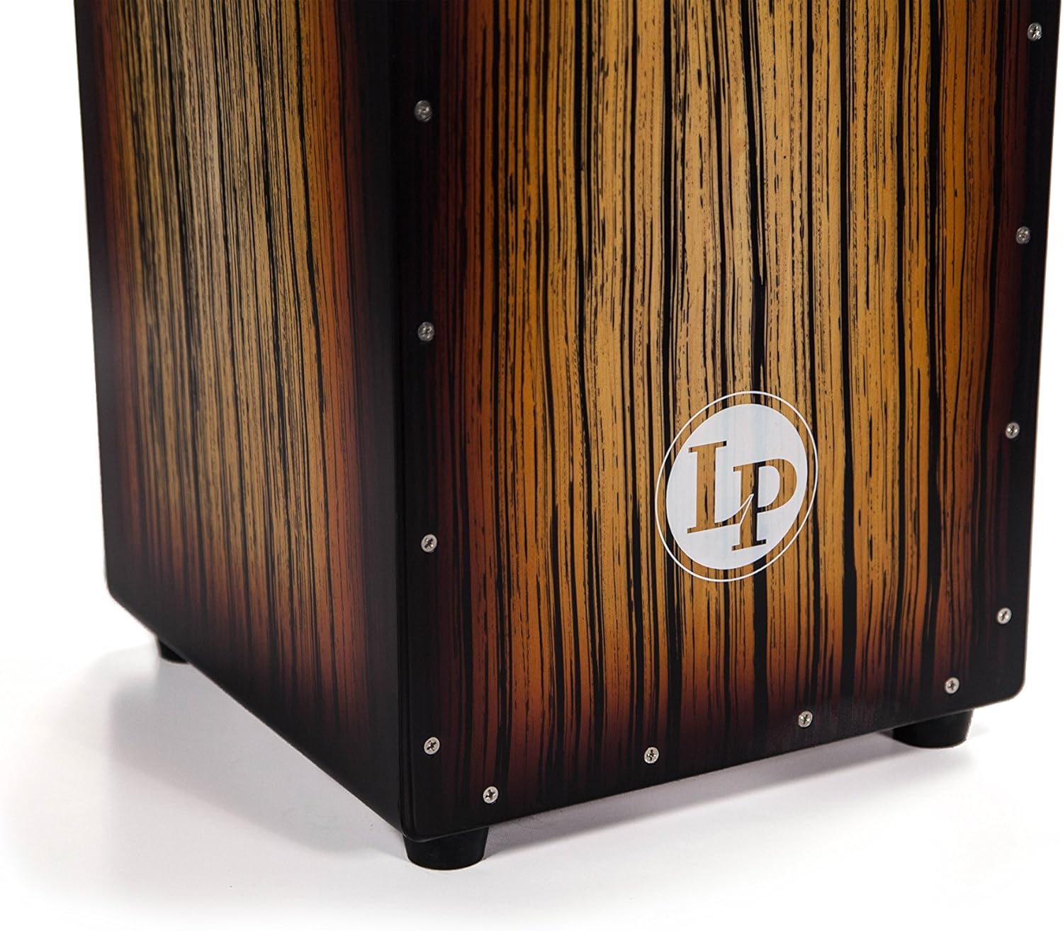 Detalhe da frente do cajon Latin Percussion LPA1332-SBS com acabamento Sunburst Streak, mostrando parafusos e logo LP.