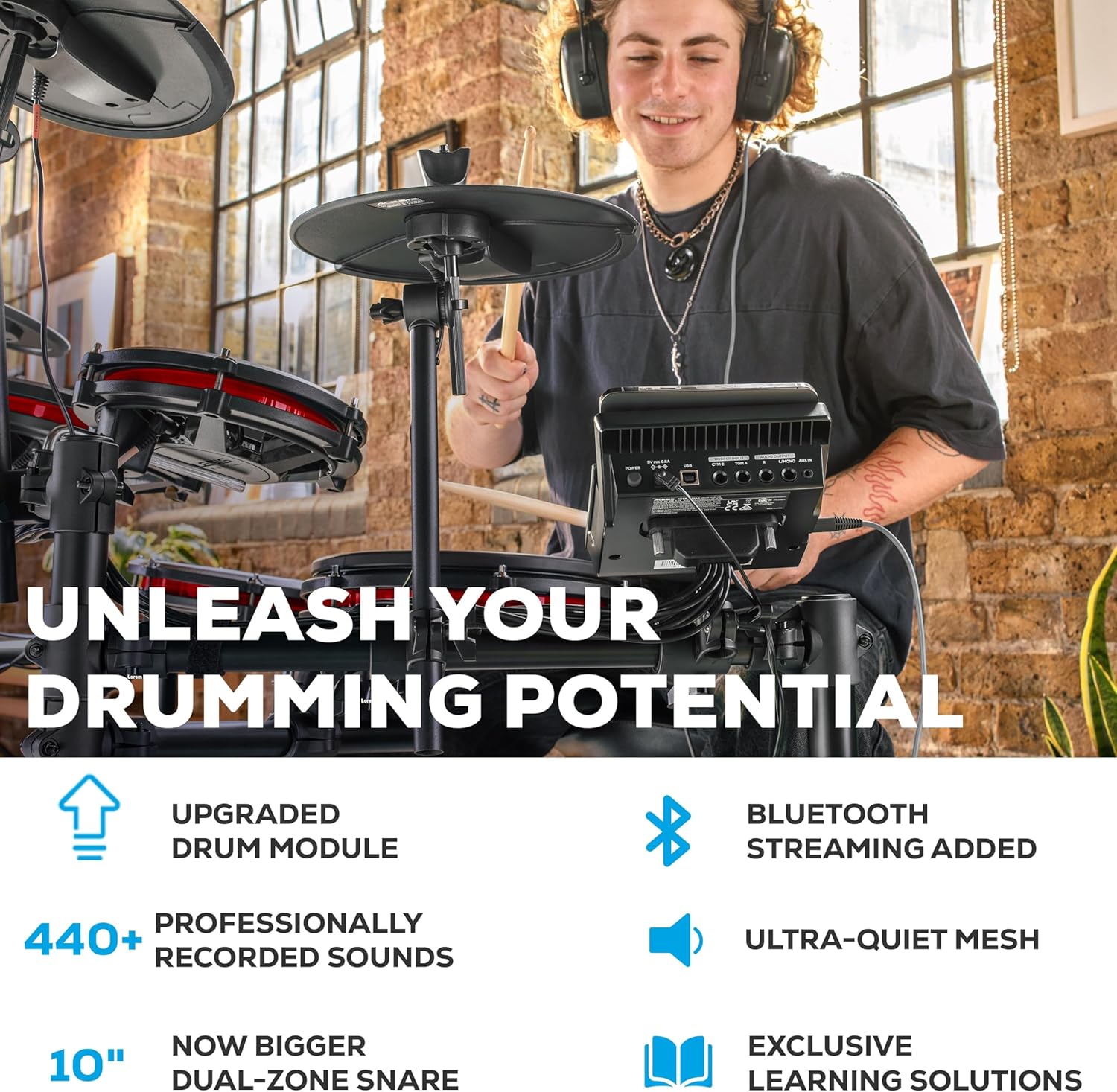 Jovem tocando bateria eletrônica Alesis Nitro Max com destaque para recursos e Bluetooth.