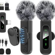 Microfone de lapela sem fio HEHOTTC USB C com clipe magnético, com acessórios e cabo de carregamento, em fundo branco.