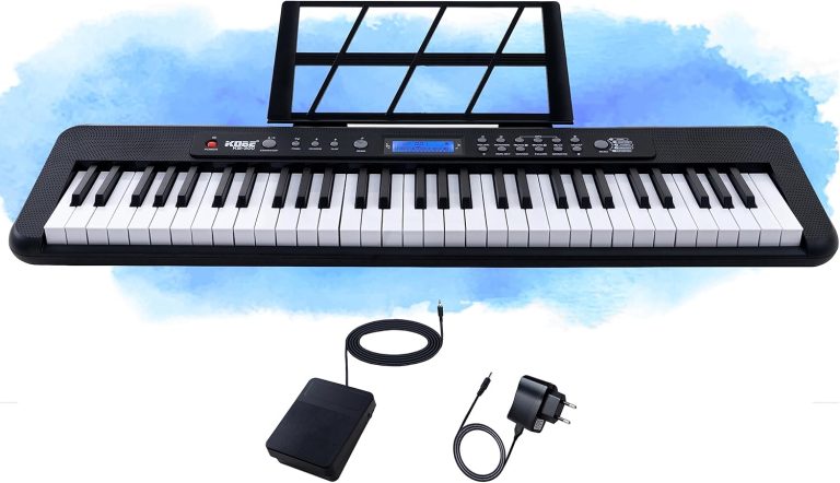 Teclado musical Kobe KB-300 com 61 teclas sensíveis e pedal sustain, painel de controle com múltiplas funções e tela LCD azul.