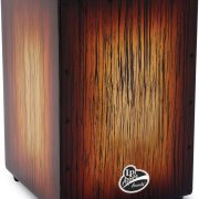 Cajon Latin Percussion LPA1332-SBS com acabamento Sunburst Streak, padrão madeira listrada em tons amarelo, vermelho e marrom.