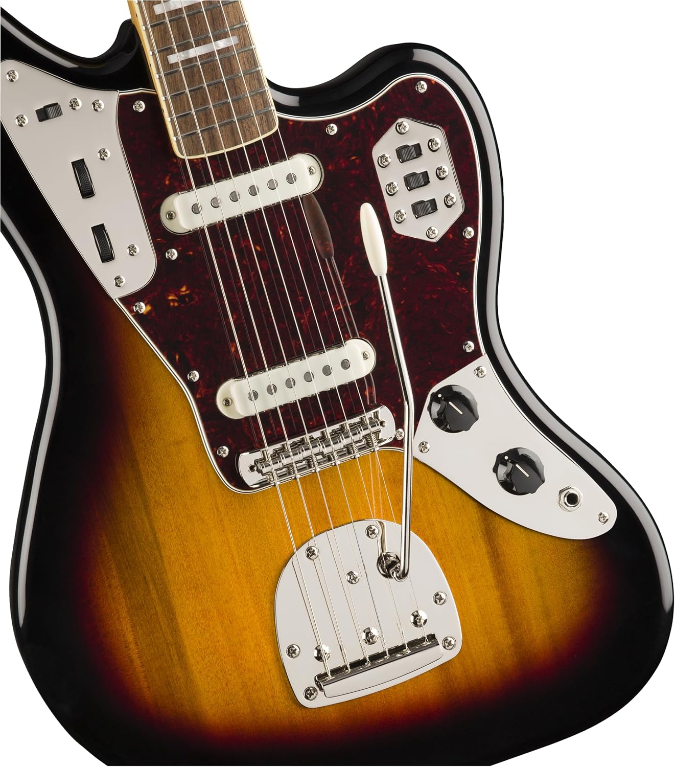 Detalhe do corpo da guitarra Squier Classic Vibe '70s Jaguar sunburst com captadores brancos e controles cromados.