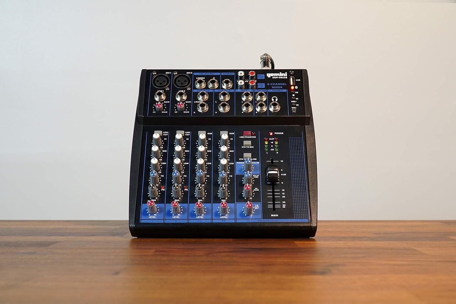 Mixer Gemini Sound GEM-08USB 8 canais com entradas XLR e controles de áudio em superfície de madeira.