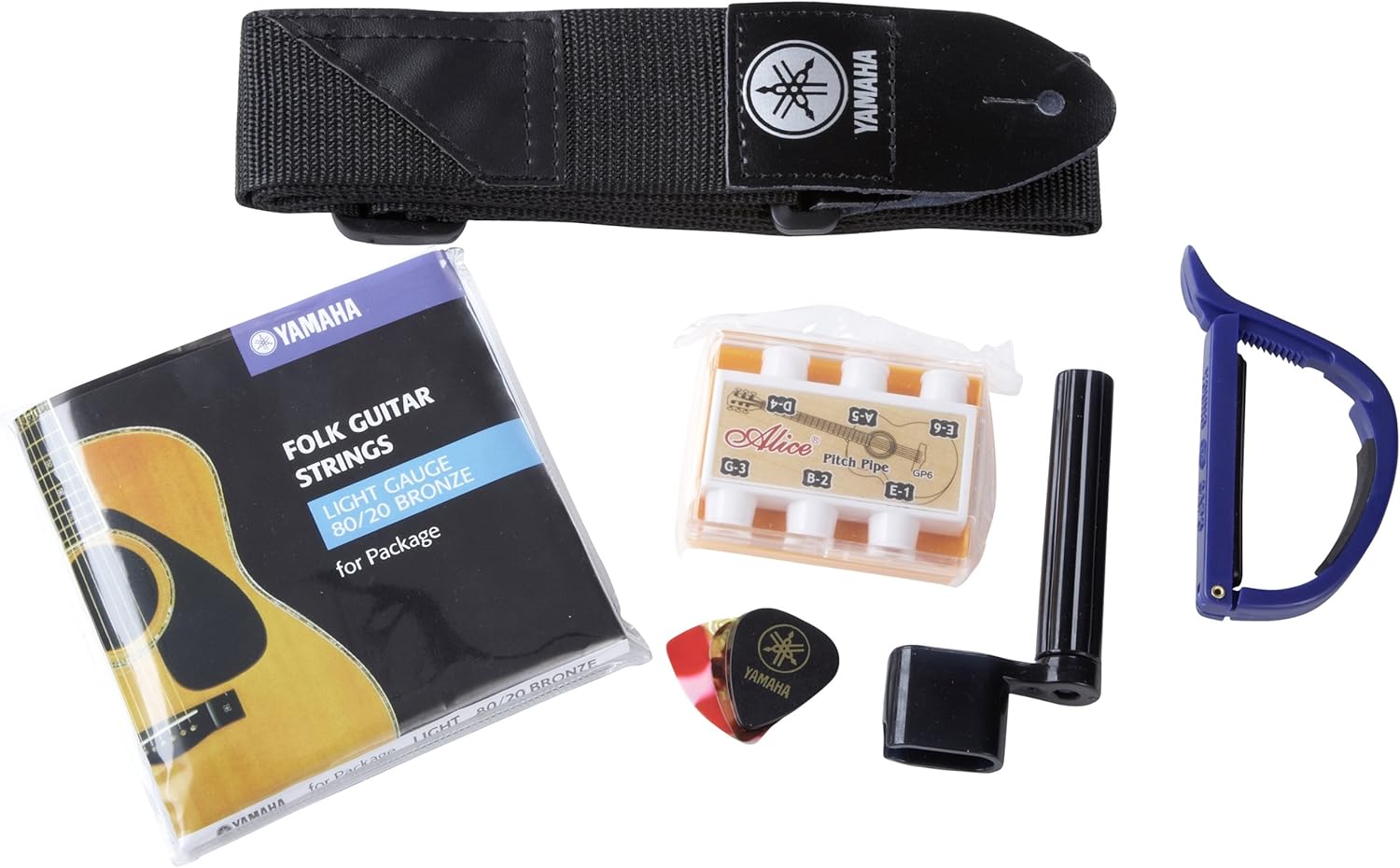Kit de acessórios Yamaha para violão folk com alça, palheta, capotraste, afinador, chave de afinação e cordas.