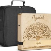 Cajon POGOLAB em madeira clara com gravação de árvore e alça de mão, acompanhado de bolsa preta para transporte