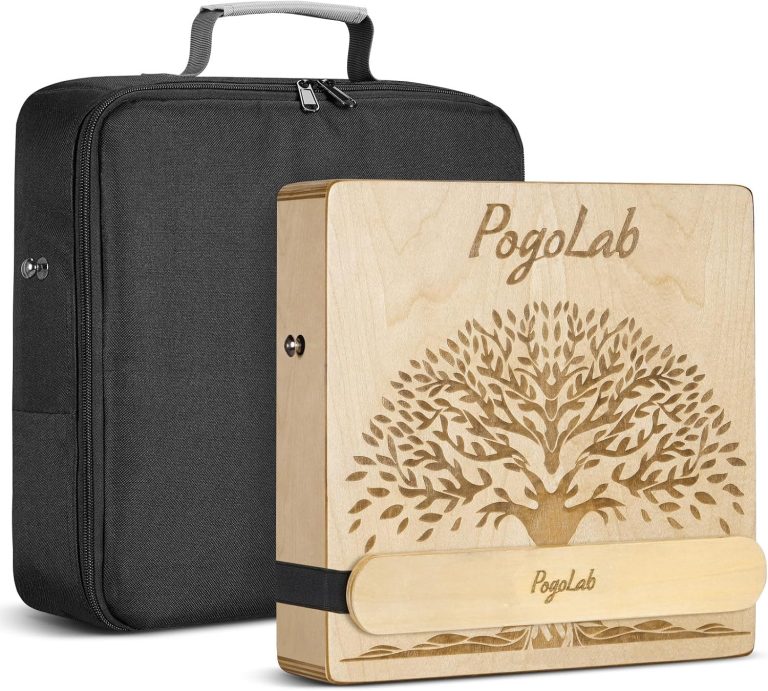 Cajon POGOLAB em madeira clara com gravação de árvore e alça de mão, acompanhado de bolsa preta para transporte