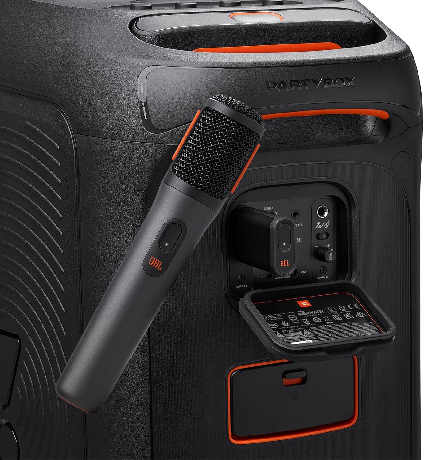 Microfone sem fio JBL PartyBox conectado a caixa de som preta com detalhes laranja e painel traseiro aberto