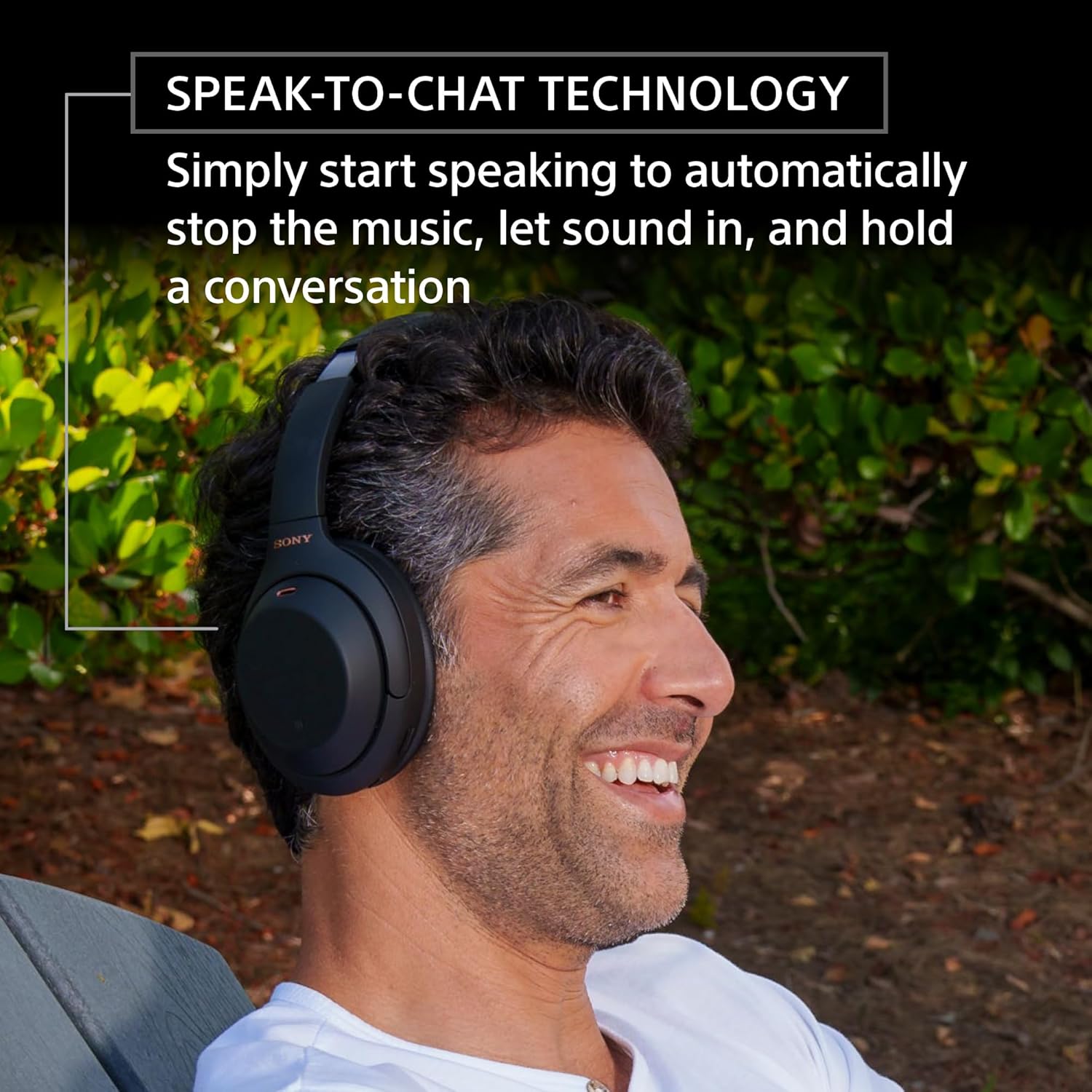 Homem usando fone Sony WH-1000XM4 com tecnologia Speak-to-Chat para conversas automáticas