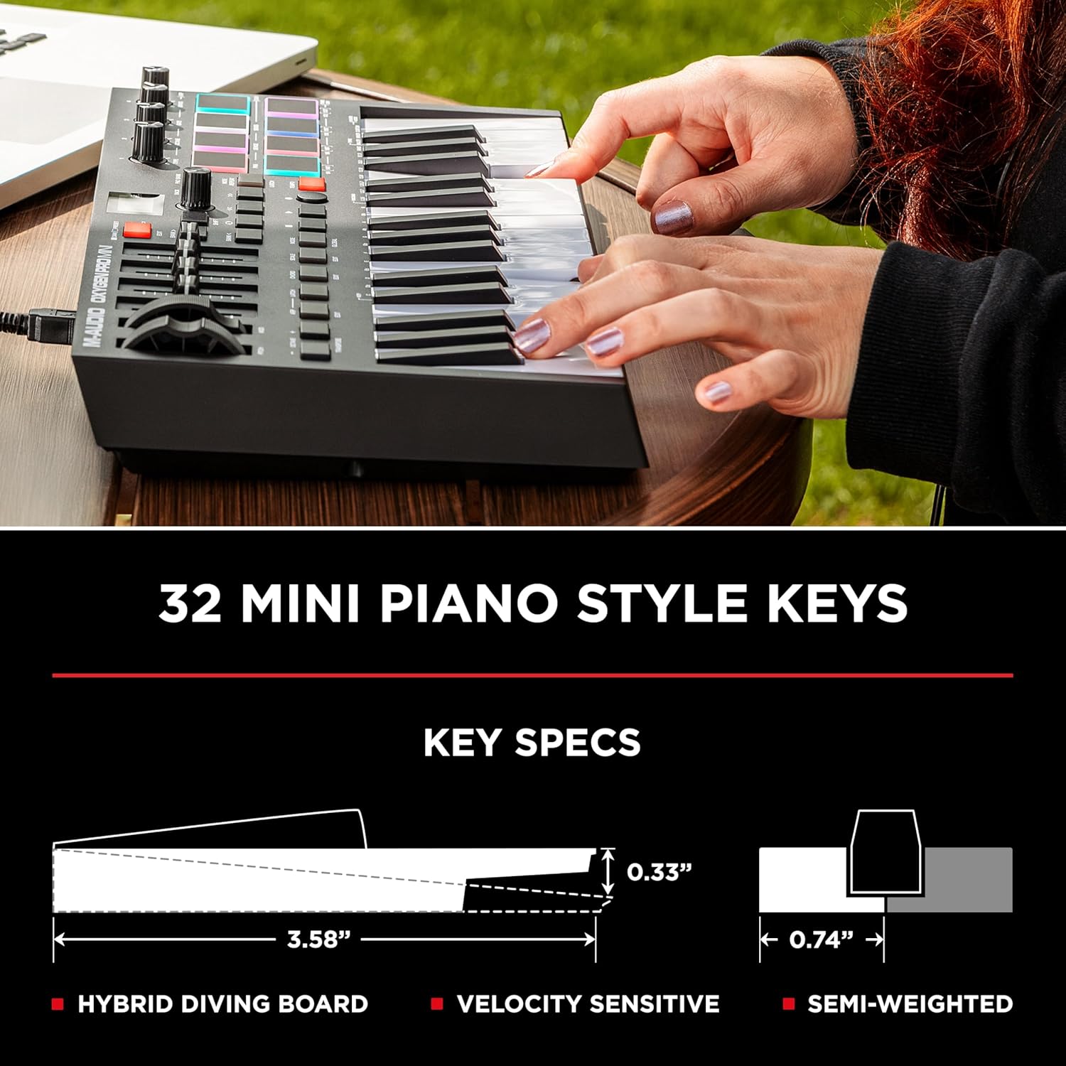 Mãos tocando o teclado MIDI M-Audio Oxygen Pro Mini com 32 teclas mini piano