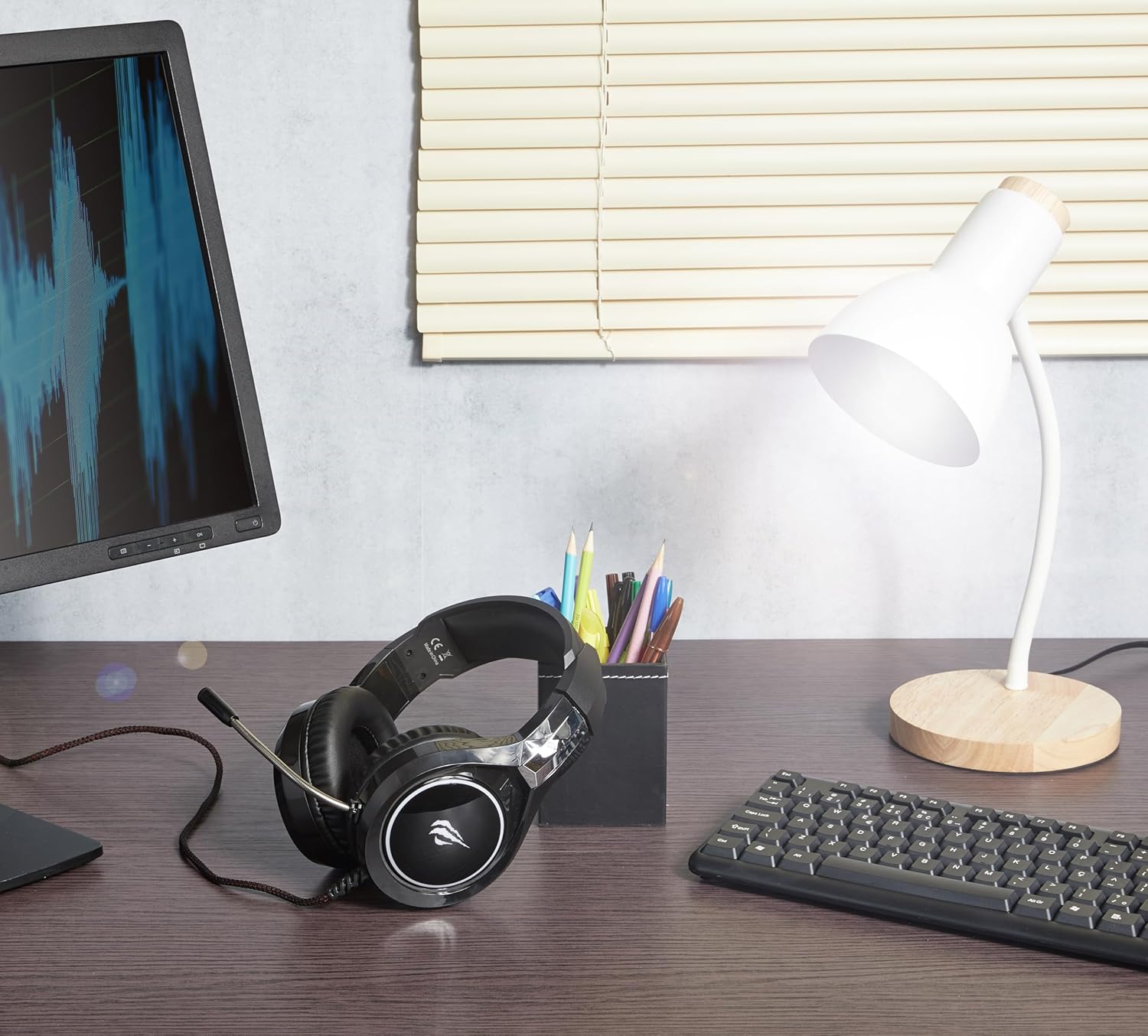 Havit HV-H2232d fone de ouvido gamer preto em ambiente de escritório com monitor e teclado