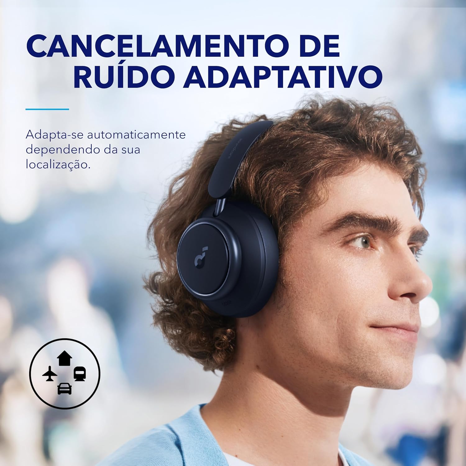 Homem com fones Soundcore Space Q45 destacando cancelamento de ruído adaptativo que se ajusta ao ambiente.